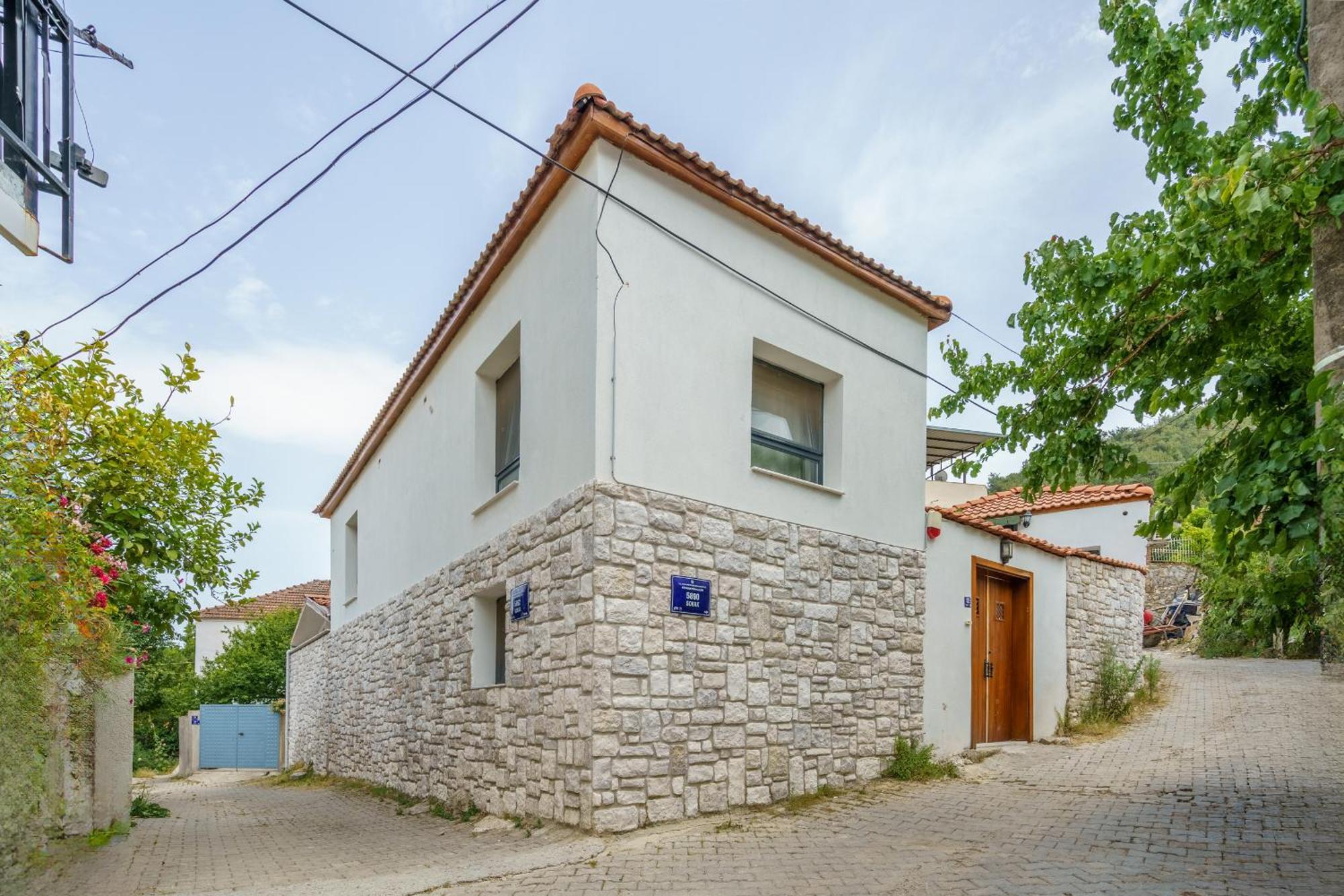 Koey Icinde Zevkle Doesenmis Oezel Havuzlu Lueks Tas Villa Kusadasi