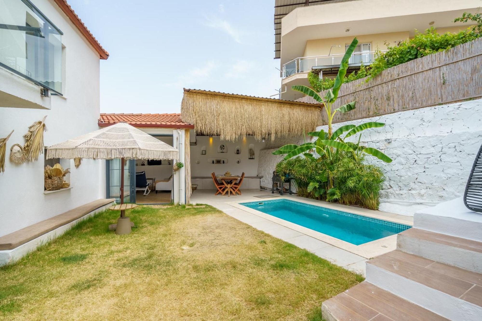 Villa Koey Icinde Zevkle Doesenmis Oezel Havuzlu Lueks Tas Kusadasi