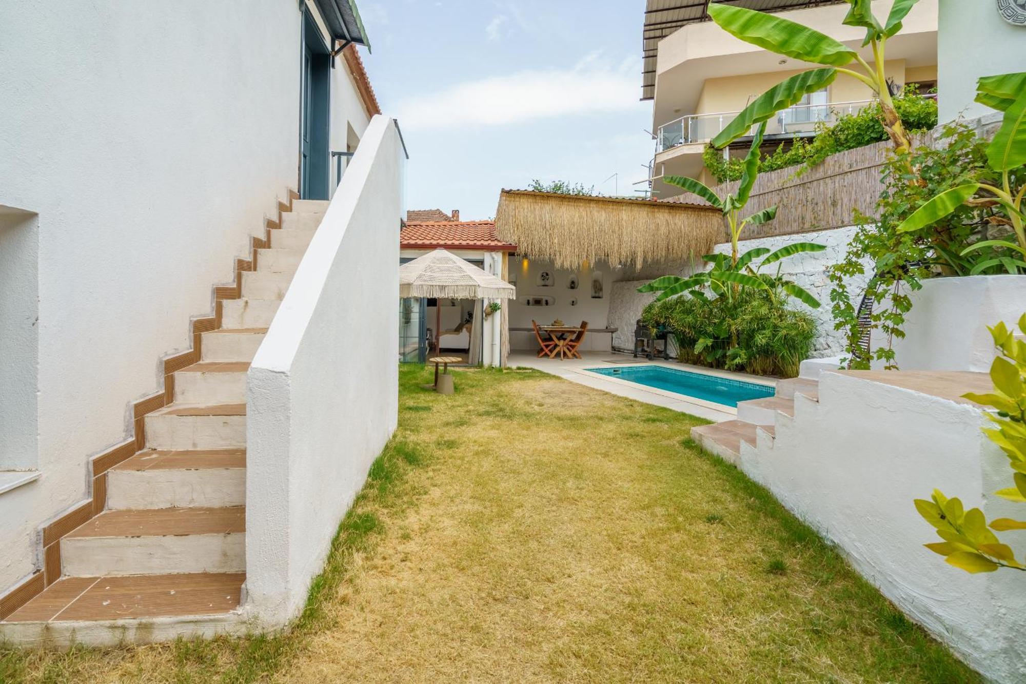 Koey Icinde Zevkle Doesenmis Oezel Havuzlu Lueks Tas Villa Kusadasi