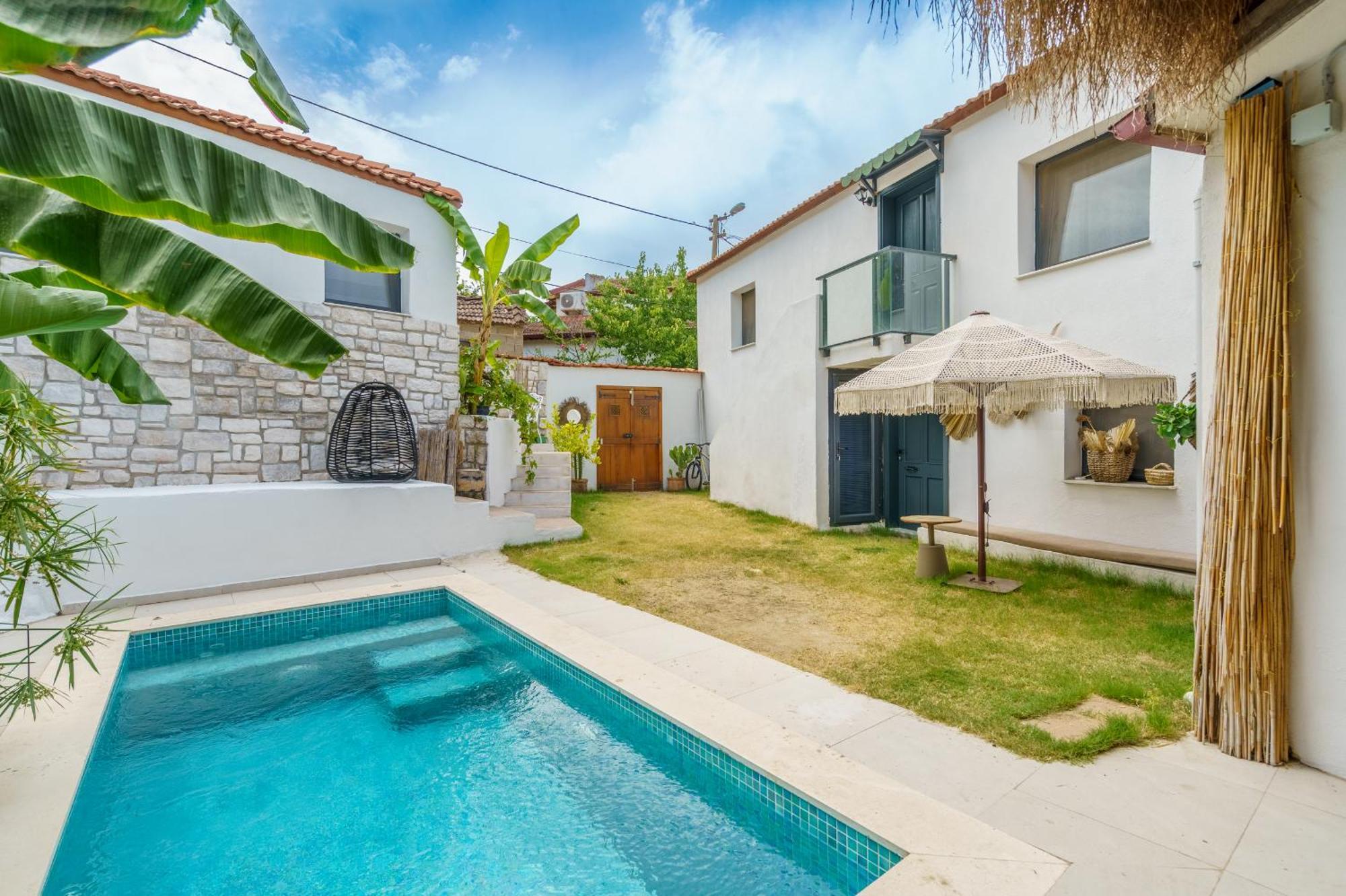 Villa Koey Icinde Zevkle Doesenmis Oezel Havuzlu Lueks Tas Kusadasi
