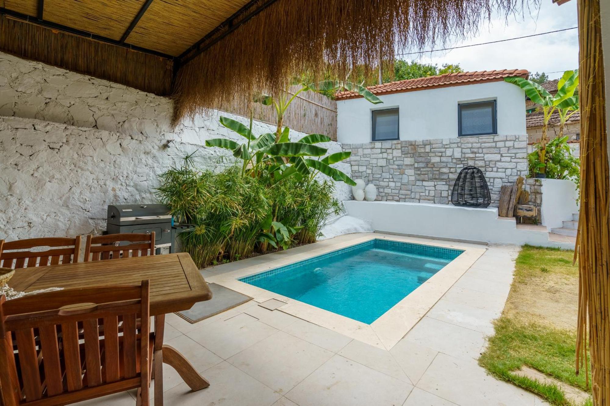 Villa Koey Icinde Zevkle Doesenmis Oezel Havuzlu Lueks Tas *